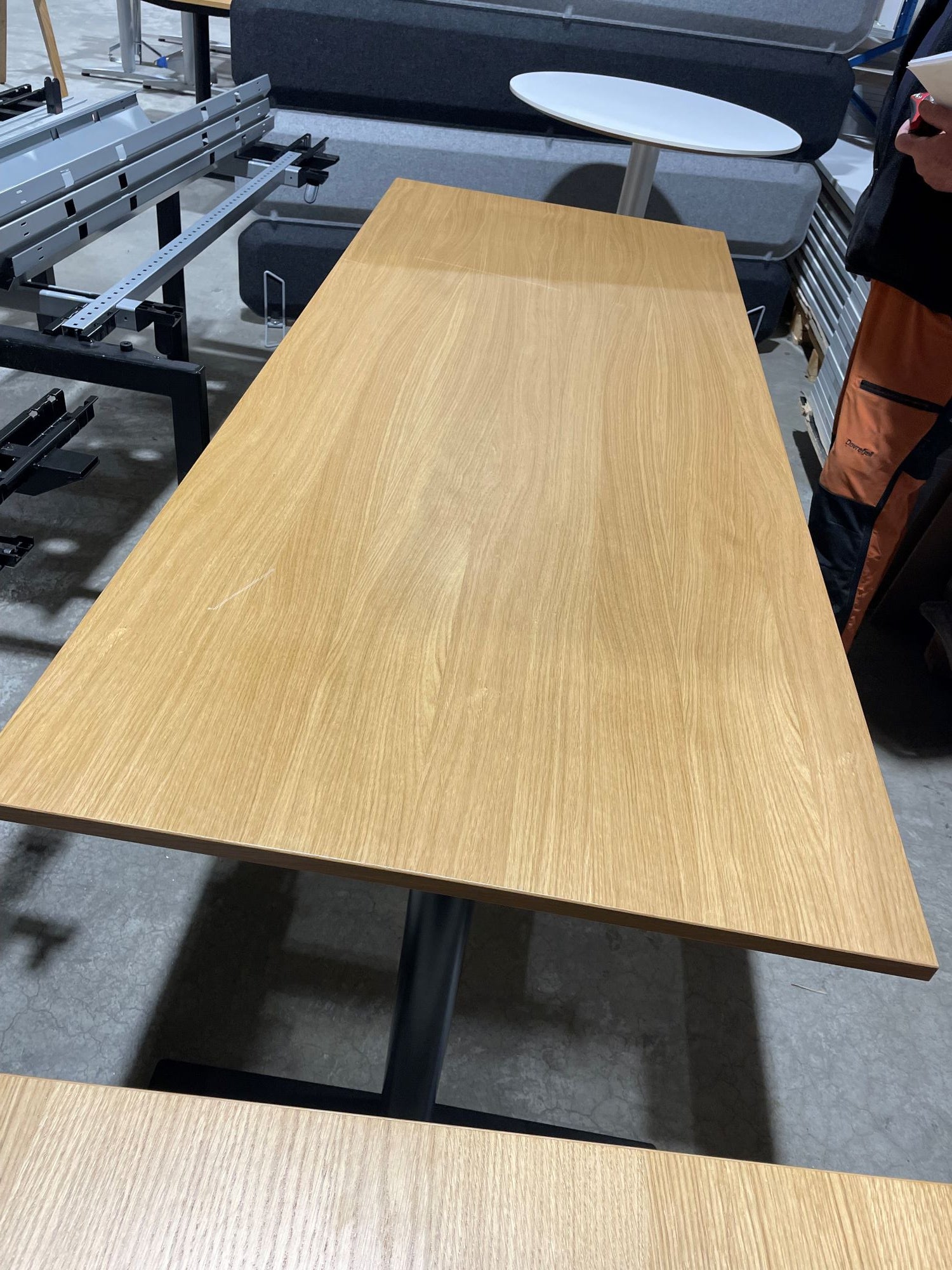 Møtebord eik Kinnarps 200 x 80 cm sort understell