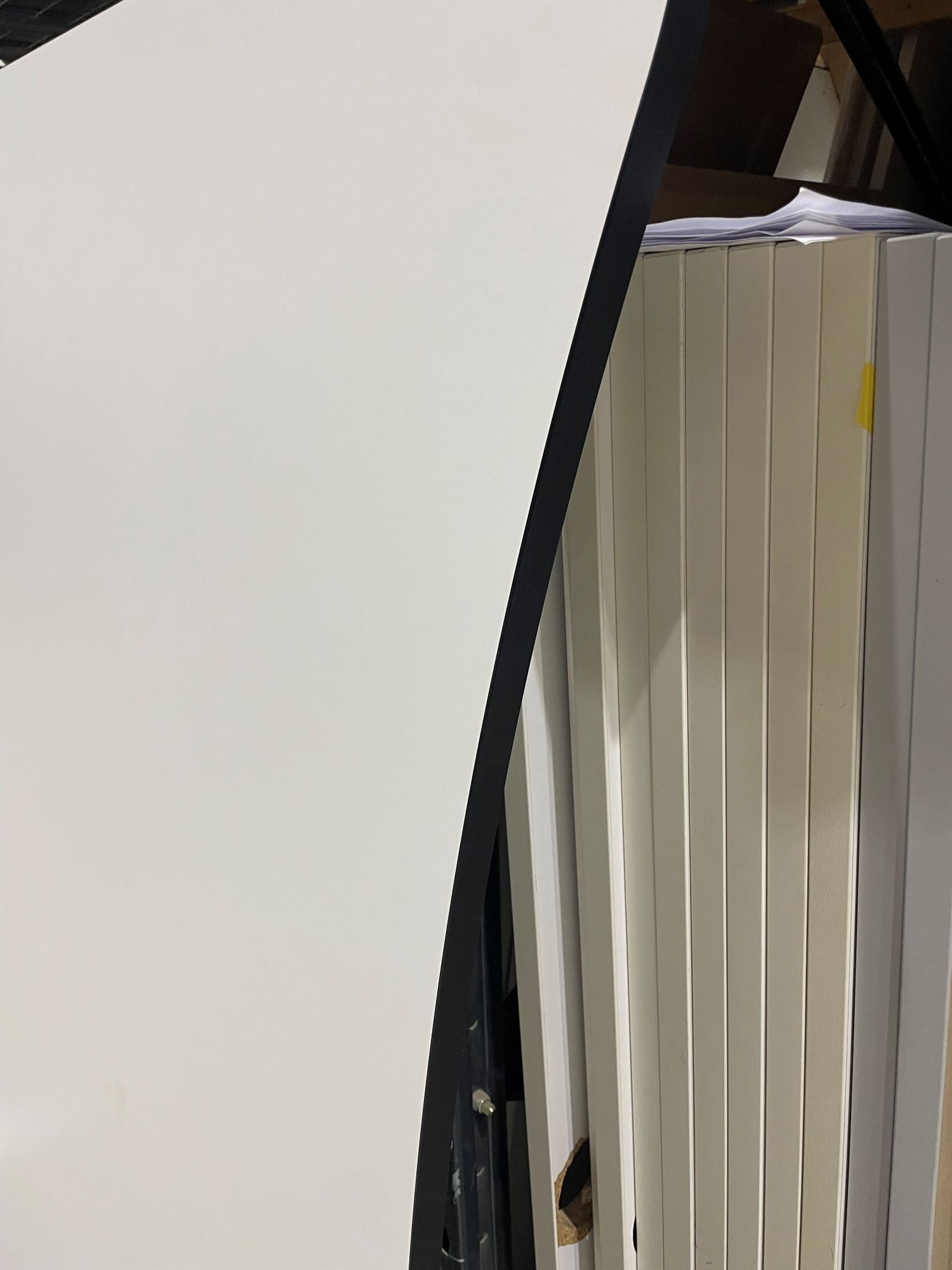 Plate hvit Kinnarps 160 x 90/80 cm magebue sort kant