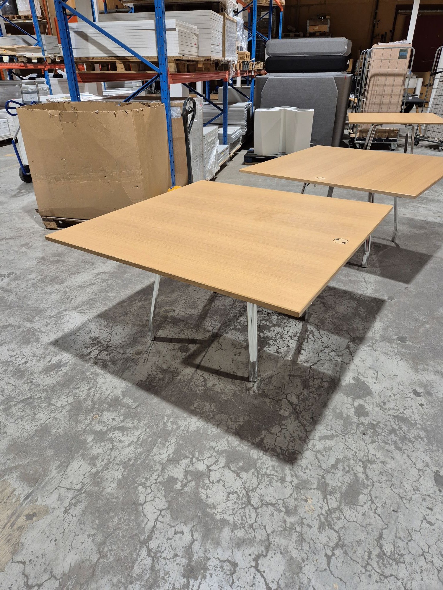 Møtebord eik 140 x 140 cm krom understell kabelhull
