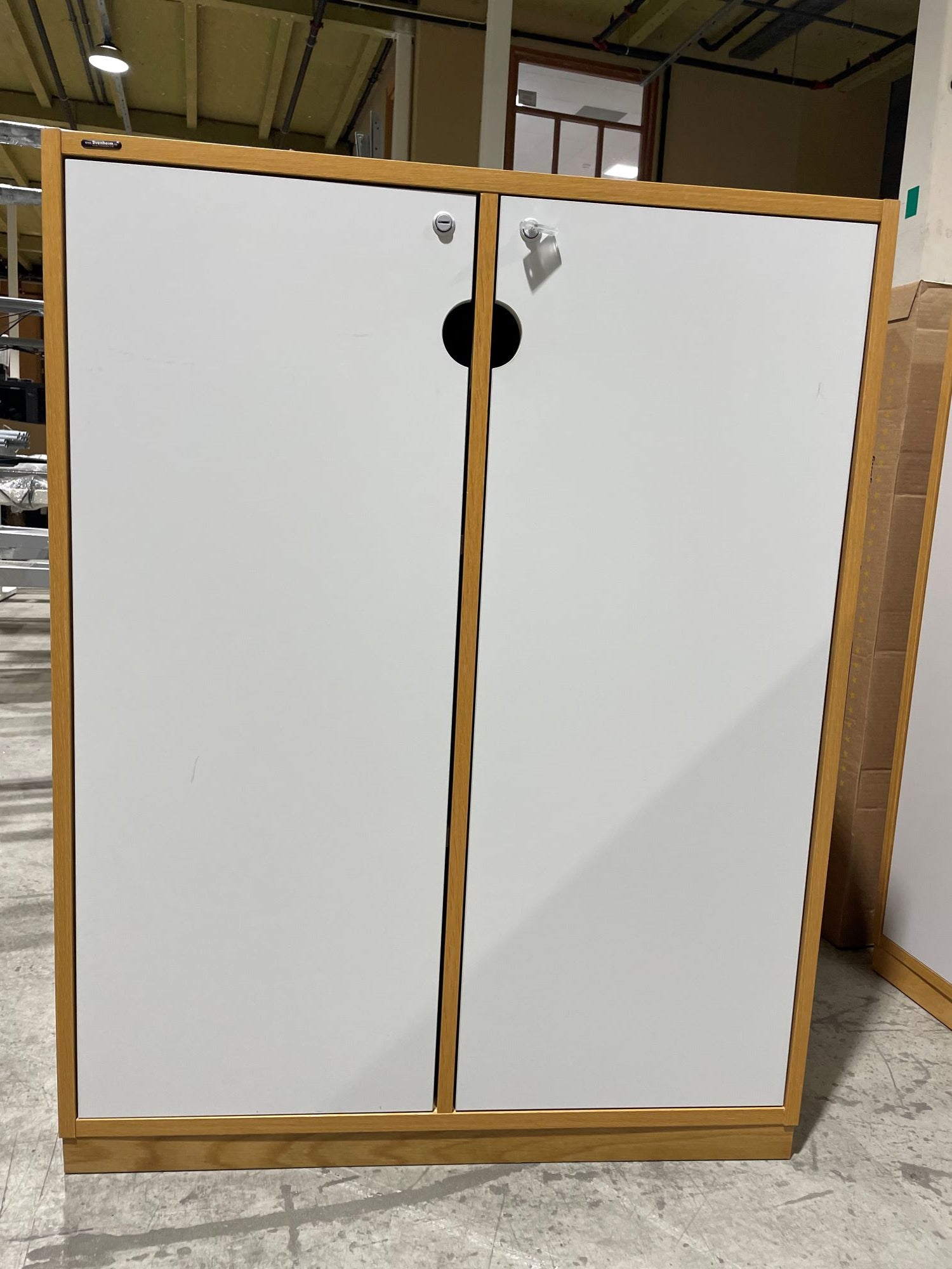 Skap 3P eik hvit slagdør Svenheim 116 x 40 x 90 låsbart