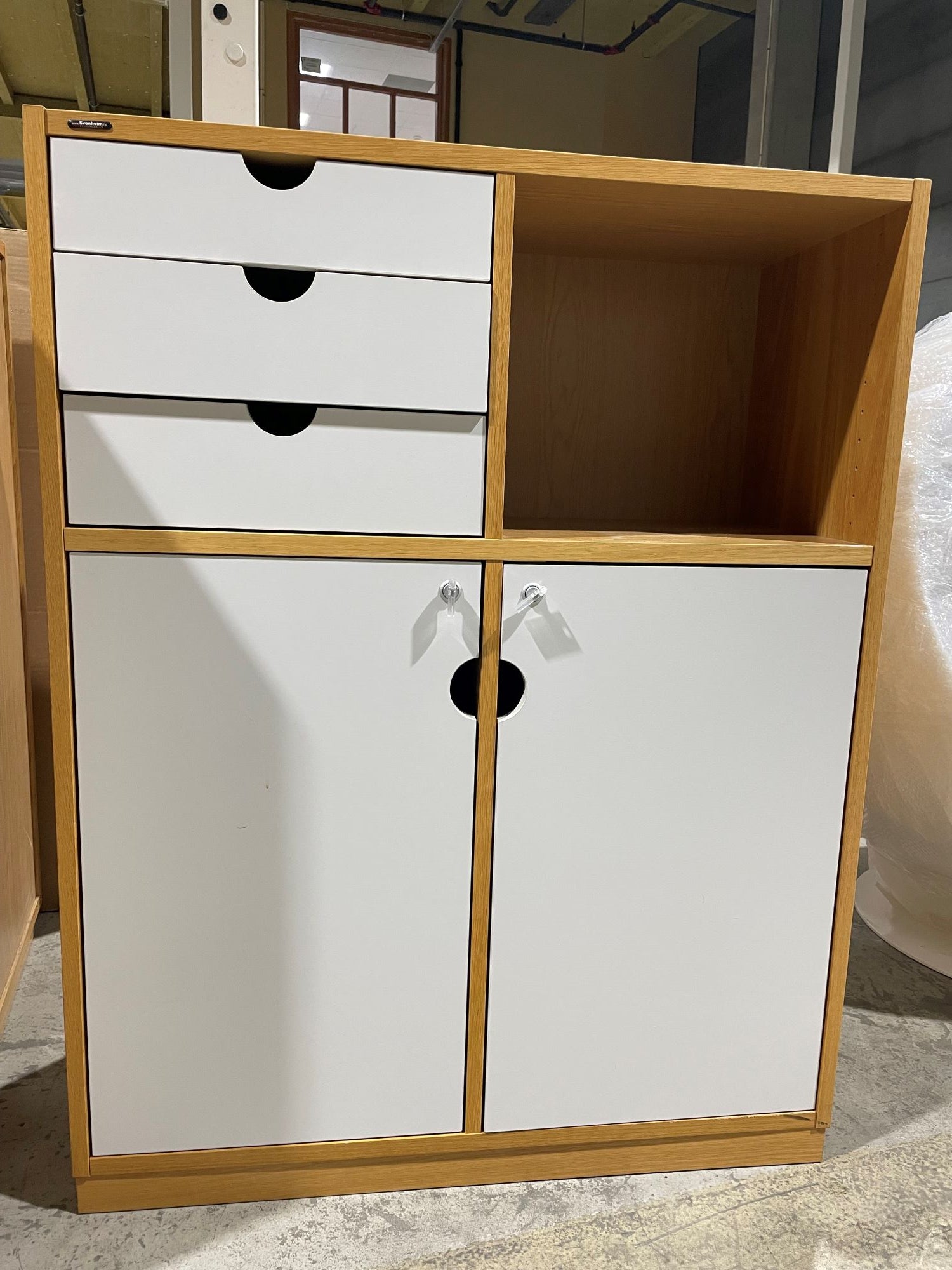 Skap 3P eik hvit slagdør Svenheim 116 x 40 x 90 3 skuffer 1 hylle låsbart