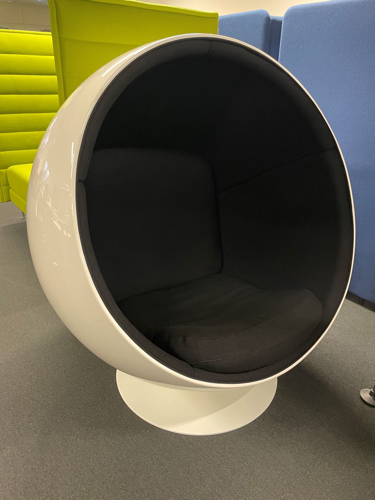Loungestol sort hvit EEPO AARNIO Ball Chair