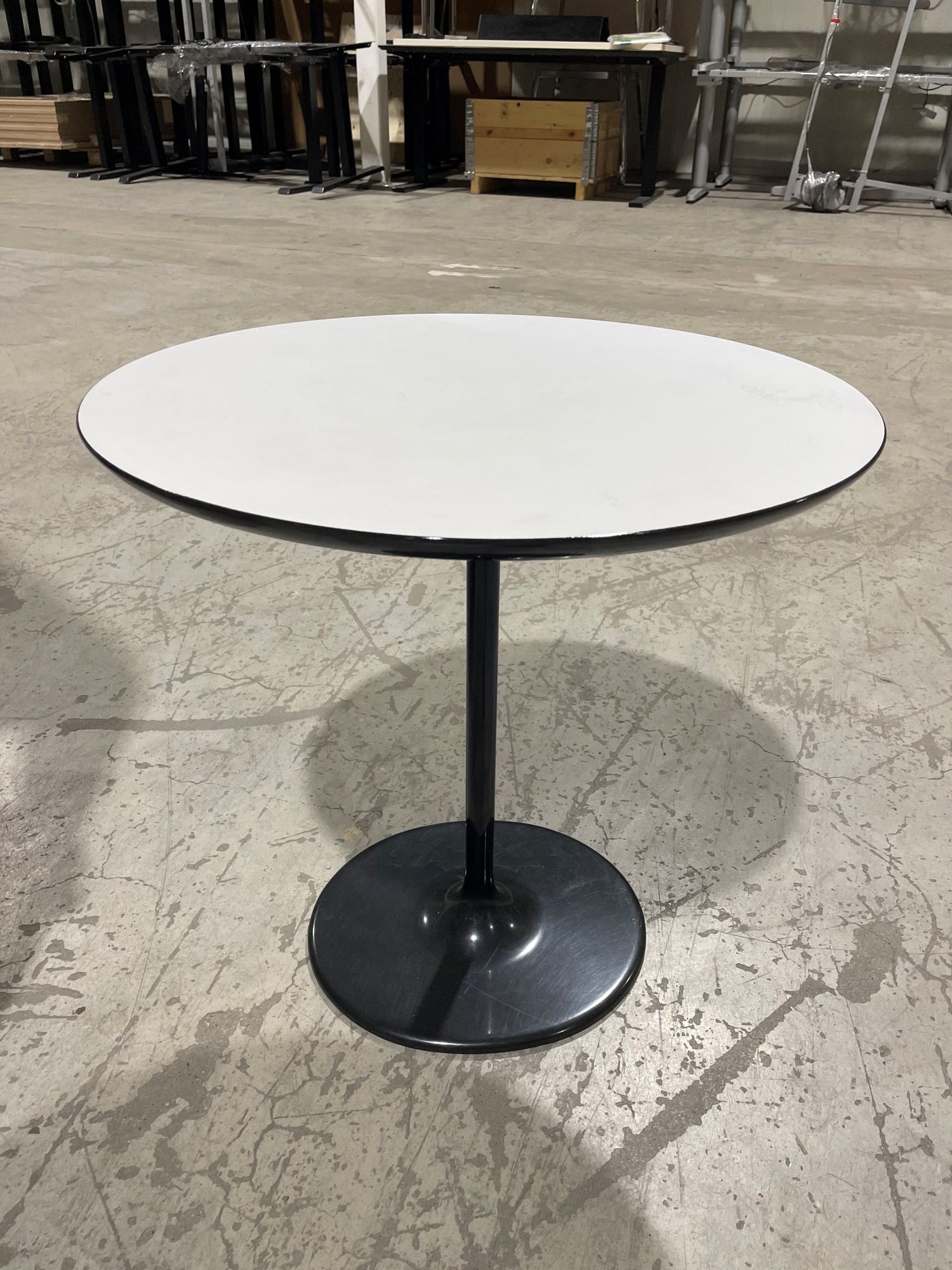 Sofabord hvitt 51 x 47 x 50 Arper Dizzie sort søyle