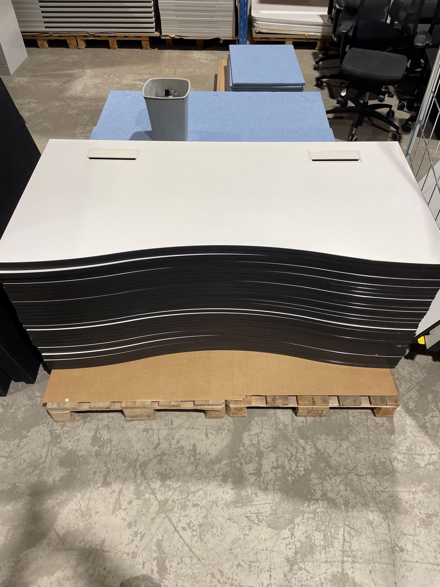 Plate hvit 165 x 82 / 72 magebue sort kant 2 kabelluker