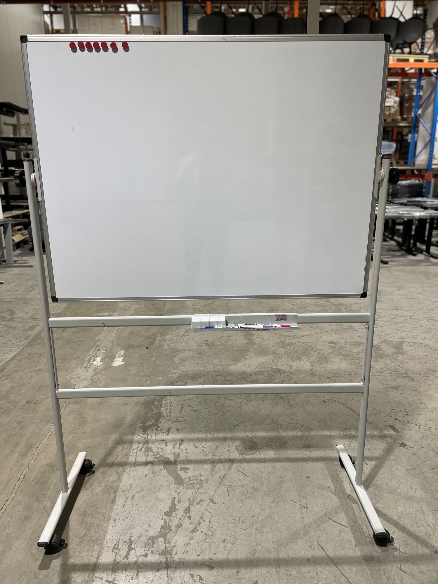 Tavle / whiteboard hvit 134 x 181 på hjul