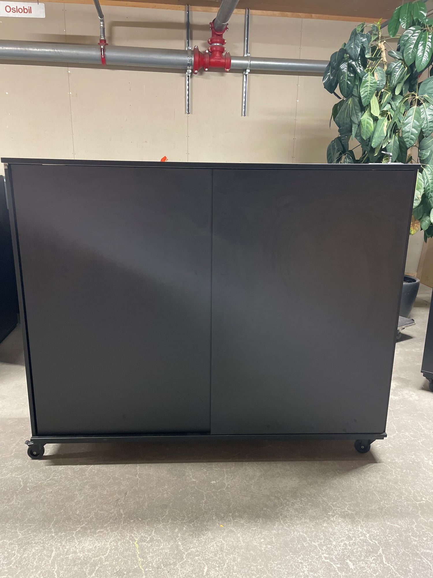 Skap 3P sorte skyvedører 164 x 45 x 122