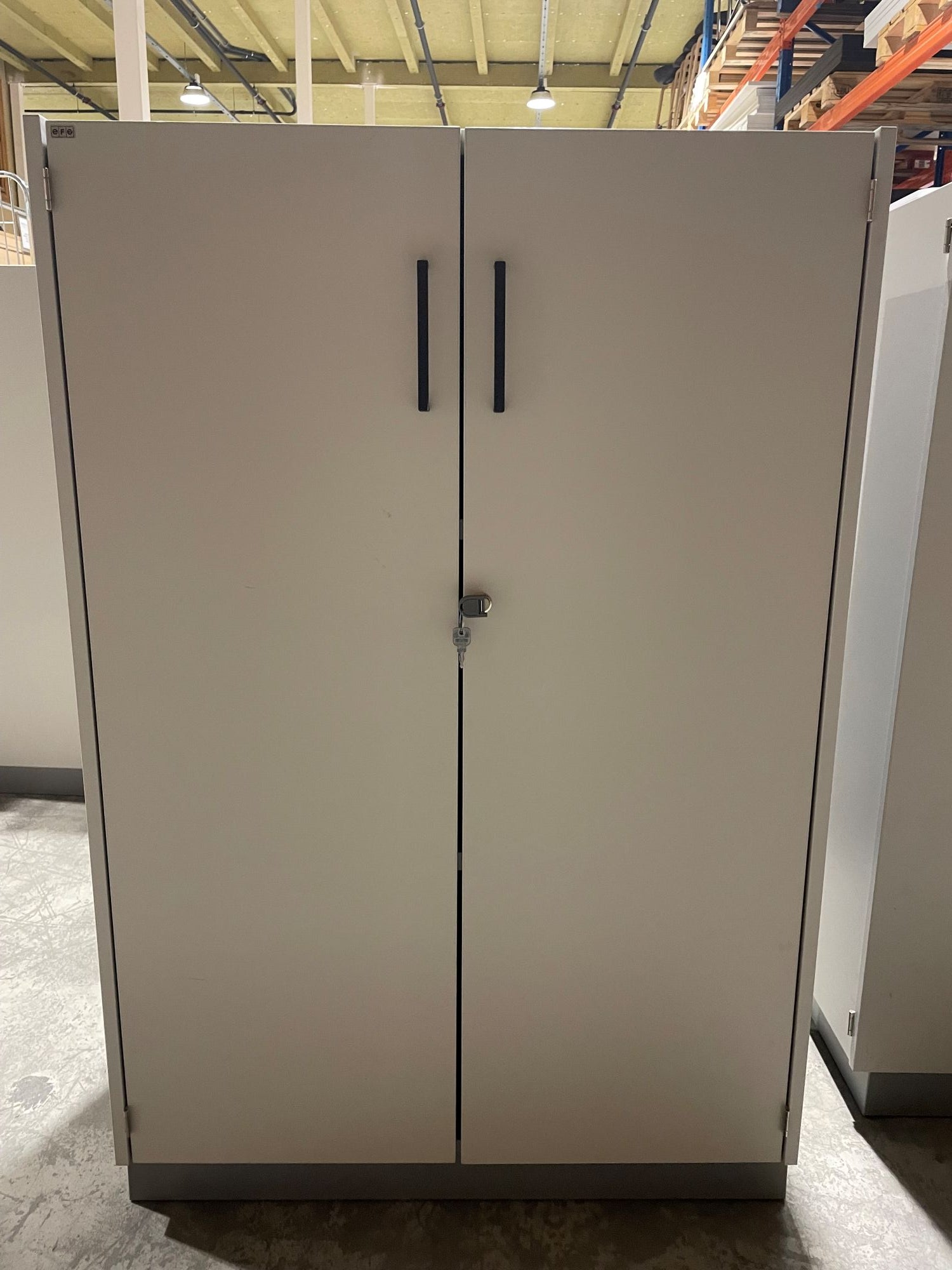 Skap 3P lys grå EFG 80 x 40 x 120 låsbart slagdører