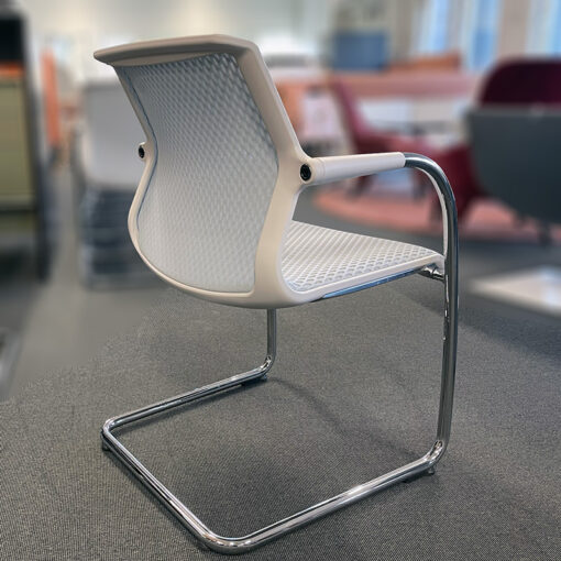 Unix møteromsstol med meieunderstell og armlener. Vitra (Sveits). Antonio Citterio, 2010. Grå og krom. B: 55, D: 57, H: 83,5, SH: 46 cm. Brukt. Vanlige bruksmerker